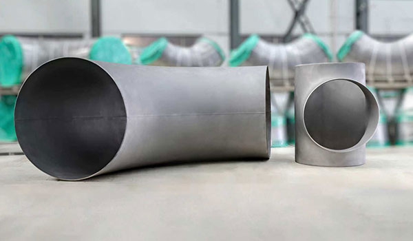 Vad är skillnaderna mellan smidda och gjutna 90-graders gängarmbågar?