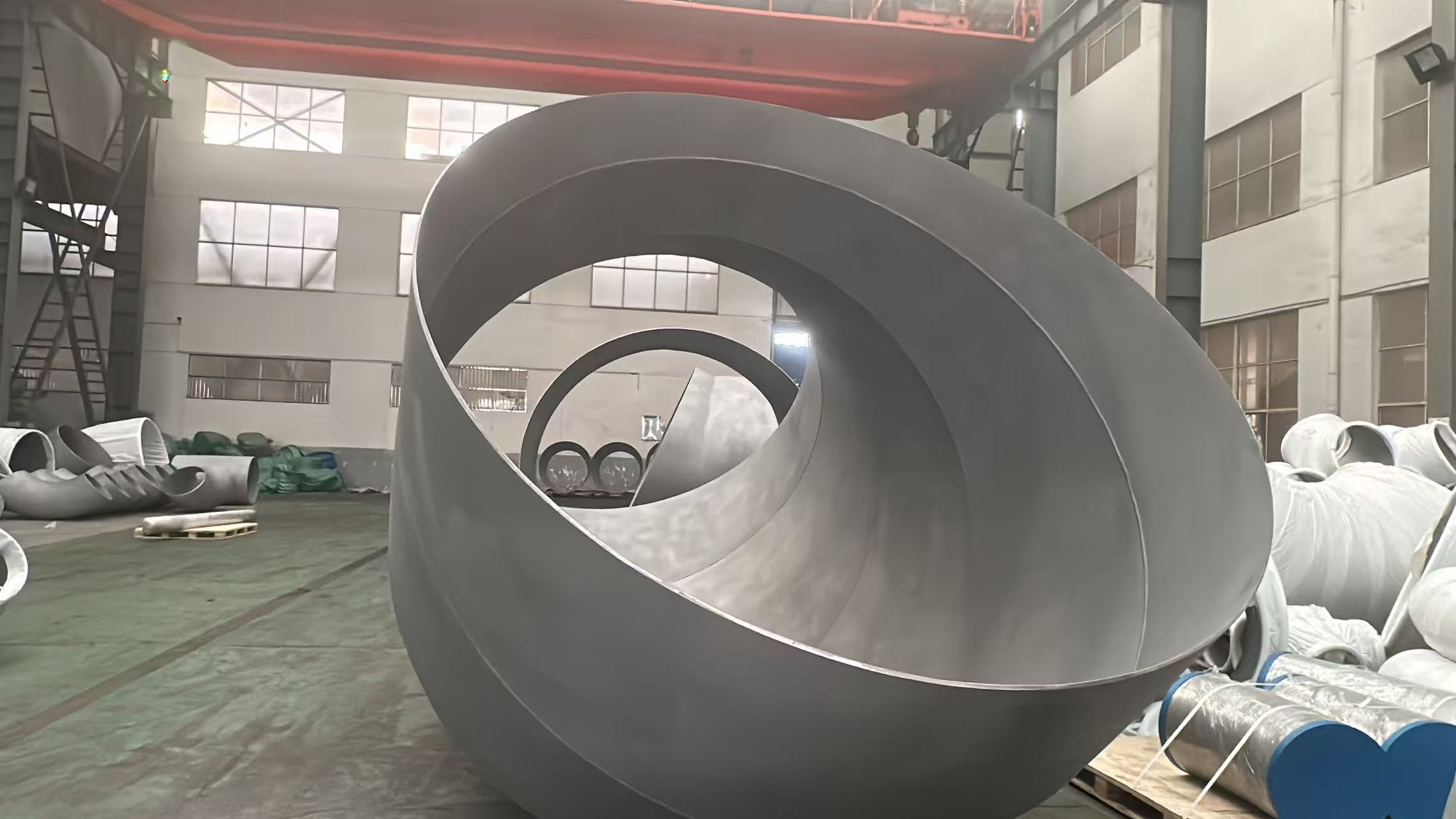 Vad är stumsvetslika T-stycken och hur används de i rörledningar?